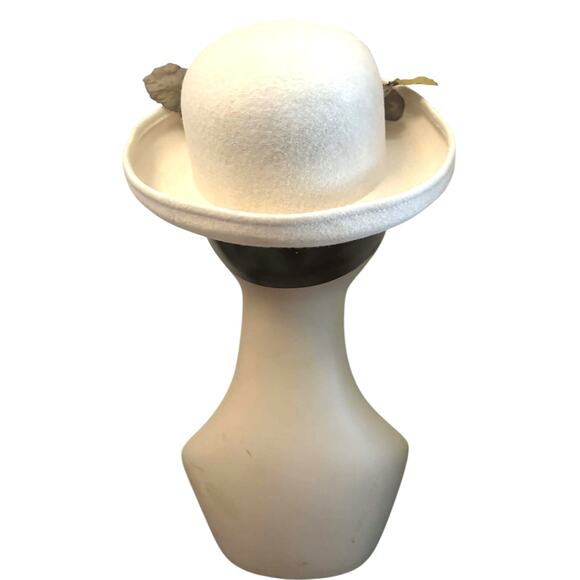 Vintage Ivory Wool Felt Hat Made USA Floral Trim Bowler Cloche Style Flowers!!! - Picture 8 of 9